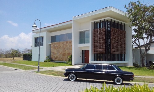 COOL-COSTA-RICA-MANSION-LIMOUSINE.jpg