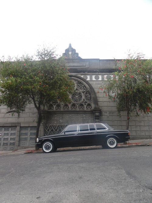 COSTA-RICA-LIMOUSINE-frente-de-Iconica-Casa-Museo-En-Barrio-Amon-San-Jose.jpg