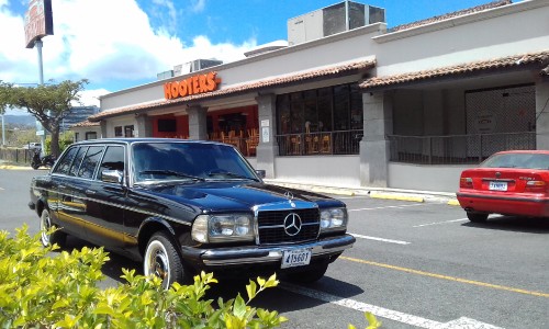 Hooters-restaurant-ruta-27-plaza-Itzcazu-COSTA-RICA-LIMOUSINE.jpg