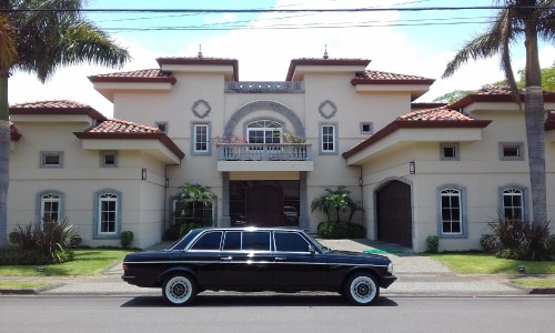 LARGE-MANSION-IN-COSTA-RICA-WITH-LIMOUSINE.jpg