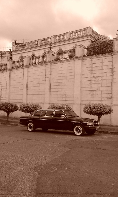 LEISURE-CLASS-LIMOUSINE-COSTA-RICA-MANSION.jpg