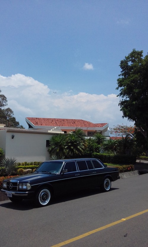 SUNDAY-DRIVE-LIMOUSINE-COSTA-RICA.jpg