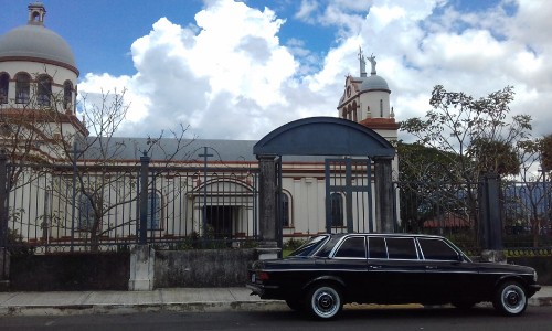 Curridabat-Catedral-Iglesia-Catolica.-COSTA-RICA-300D-MERCEDES-LANG-LIMO.jpg