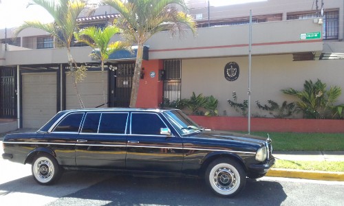 Embajada-de-Cuba-en-Costa-Rica.-Mercedes-300D-w123-Sedan.jpg
