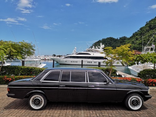 BIG-YACHT-AND-MERCEDES-LIMOUSINE.-LOS-SUENOS-MARINA-COSTA-RICA.jpg