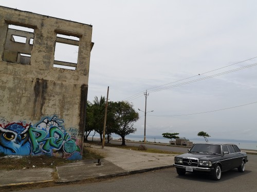 COSTA-RICA-GRAFFITI.-MERCEDES-LIMO-W123-TOURS.jpg