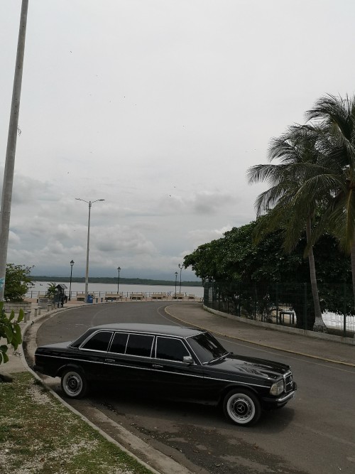 Paseo-de-los-Turistas.-PUNTARENAS-COSTA-RICA-MERCEDES-W123-LWB-LANG-LIMOUSINE.jpg